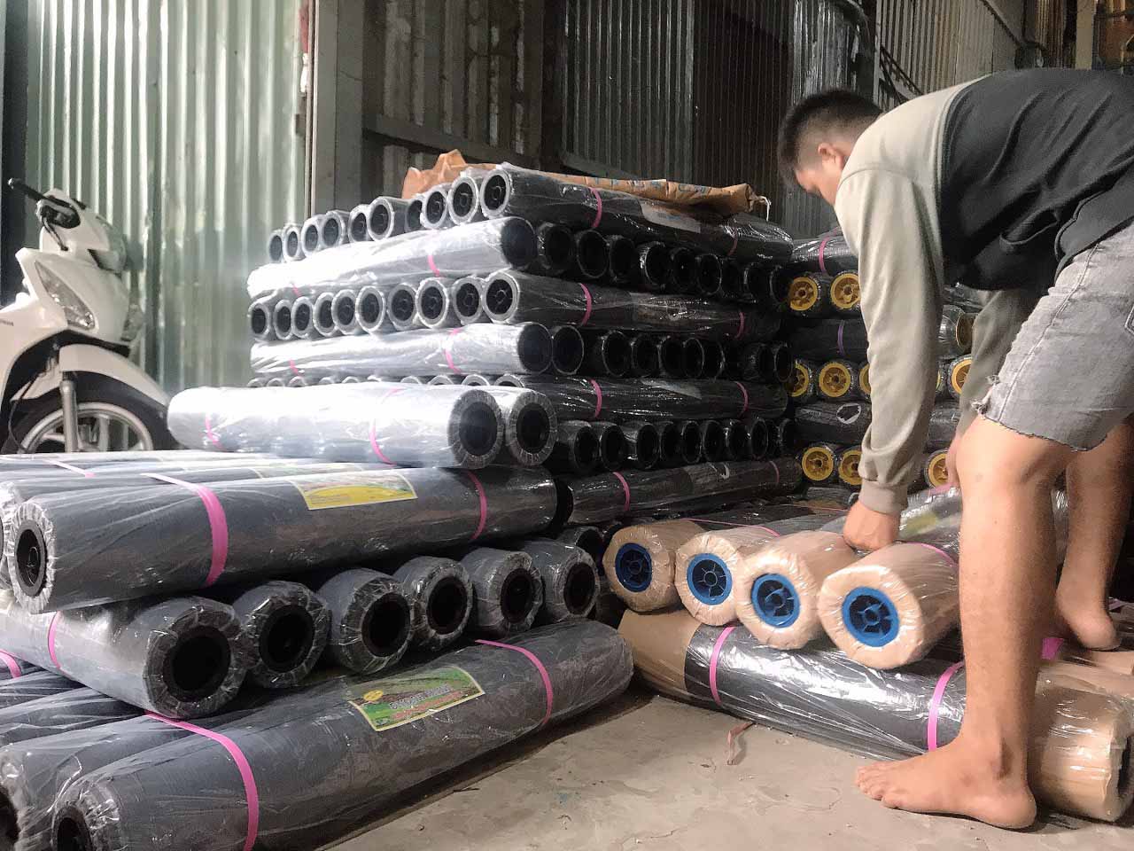 Màng phủ công trình để lót sàn đổ bê tông thực tế tại công trường