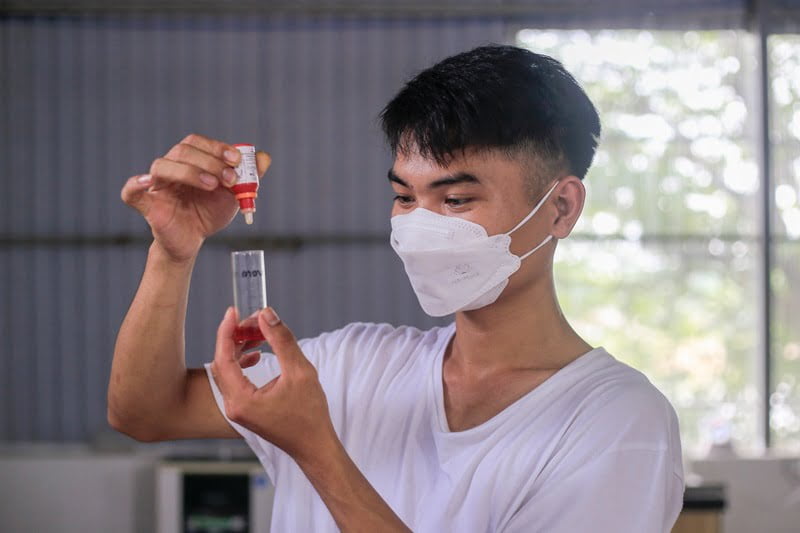 Kiểm tra nước khi nuôi cua trong hộp