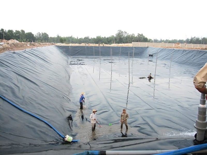 Thi công trải màng chống thấm HDPE - Lưới Trung Lương Thi công trải màng chống thấm HDPE