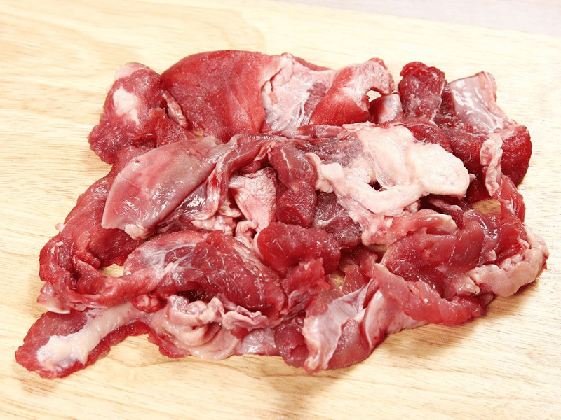 Thịt bò giàu đạm và khoáng chất cho gà đá phát triển cơ bắp và chân khỏe